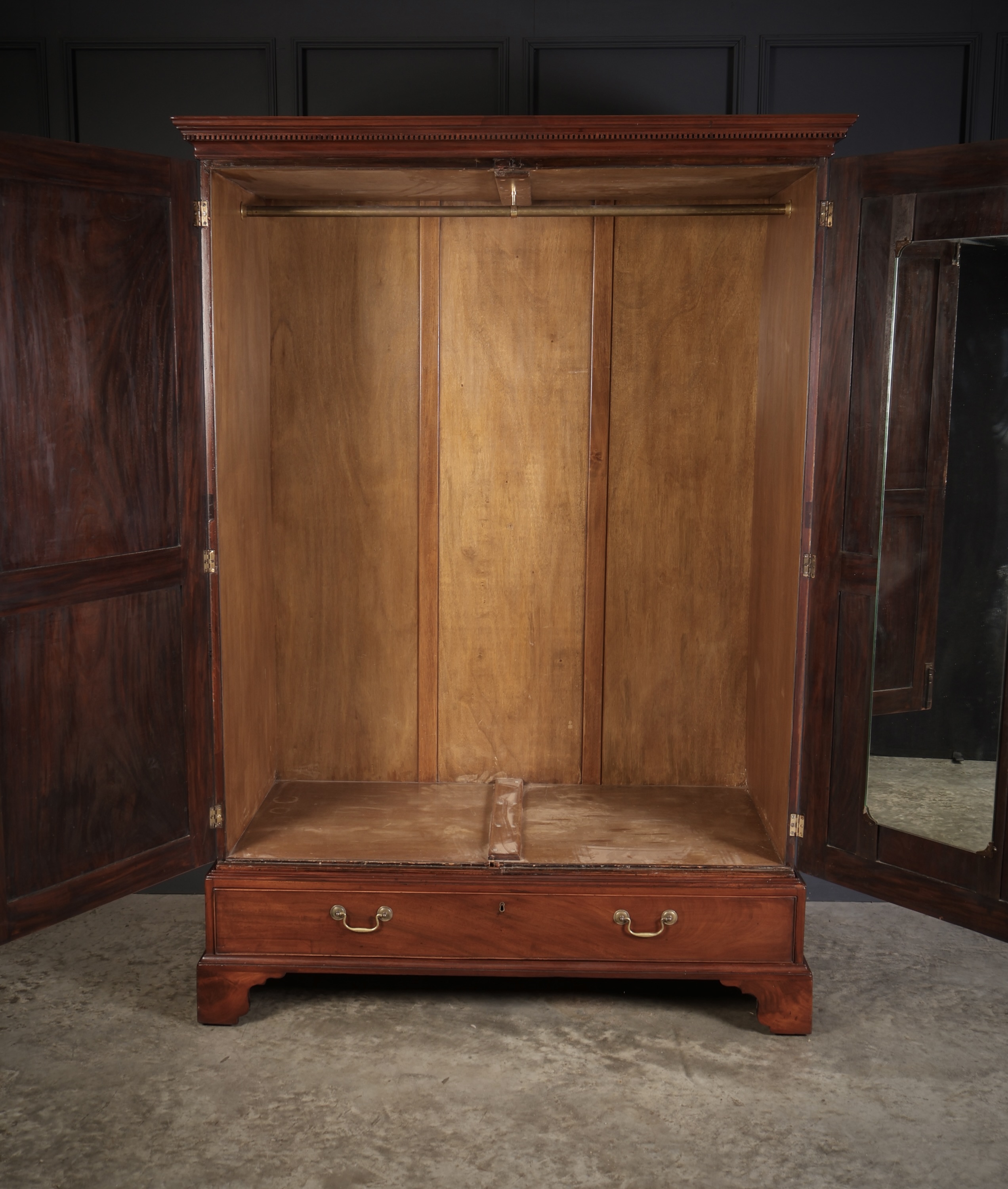 Large Georgian Mahogany Wardrobe - Image 4